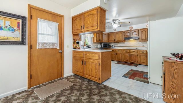 912 Michigan Avenue, Gladstone, MI 49837