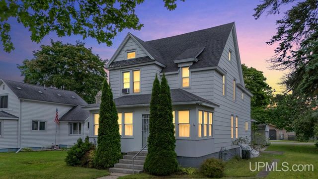 912 Michigan Avenue, Gladstone, MI 49837