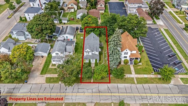 912 Michigan Avenue, Gladstone, MI 49837