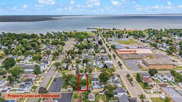 912 Michigan Avenue, Gladstone, MI 49837