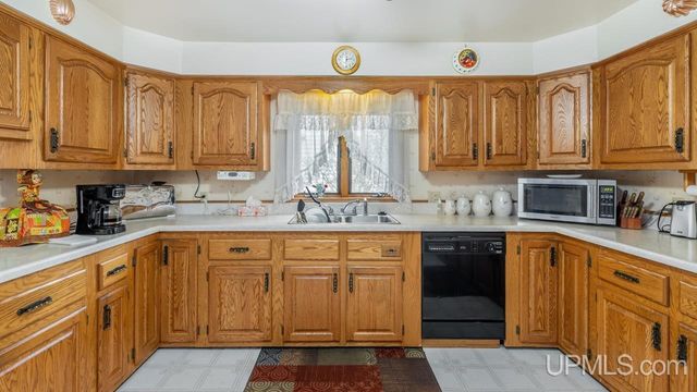 912 Michigan Avenue, Gladstone, MI 49837