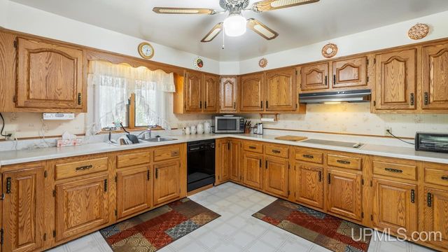 912 Michigan Avenue, Gladstone, MI 49837