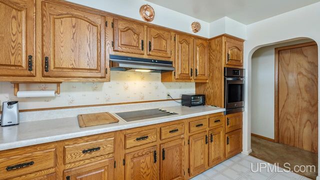 912 Michigan Avenue, Gladstone, MI 49837