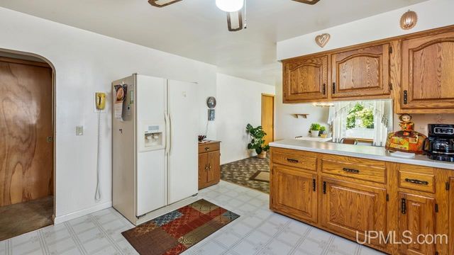 912 Michigan Avenue, Gladstone, MI 49837