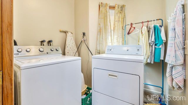 912 Michigan Avenue, Gladstone, MI 49837