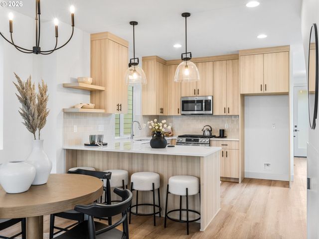 8206 Sw 46TH Ave, Portland, OR 97219