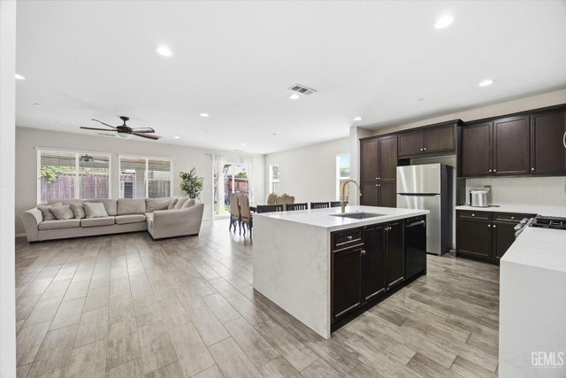 9905 Dutchman Peak Lane, Bakersfield, CA 93311