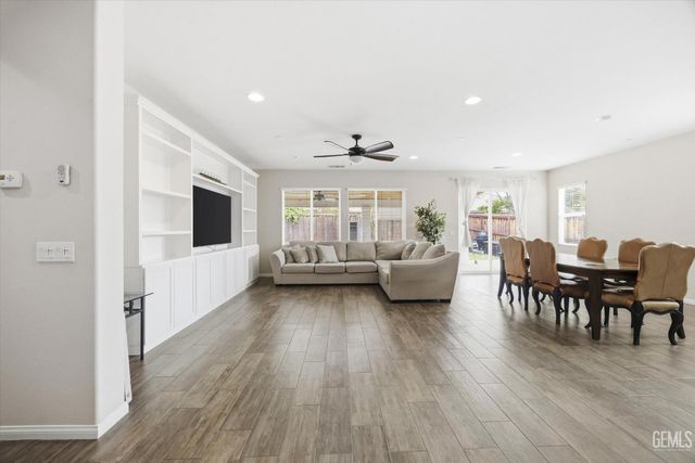 9905 Dutchman Peak Lane, Bakersfield, CA 93311
