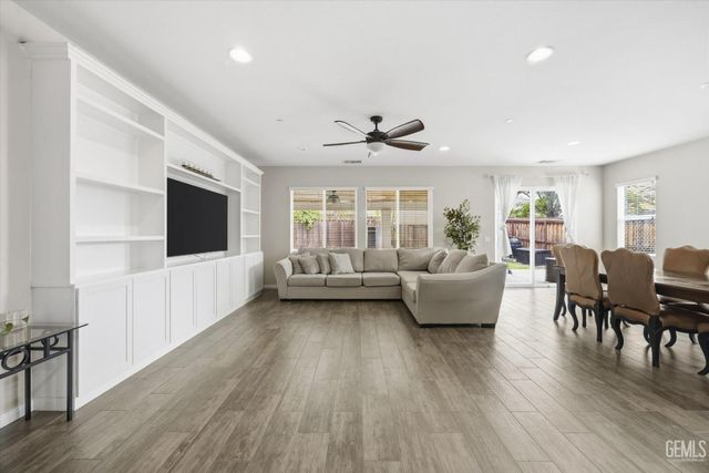 9905 Dutchman Peak Lane, Bakersfield, CA 93311