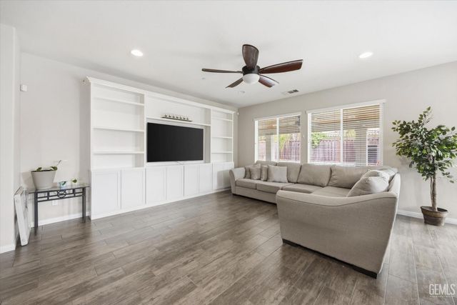 9905 Dutchman Peak Lane, Bakersfield, CA 93311