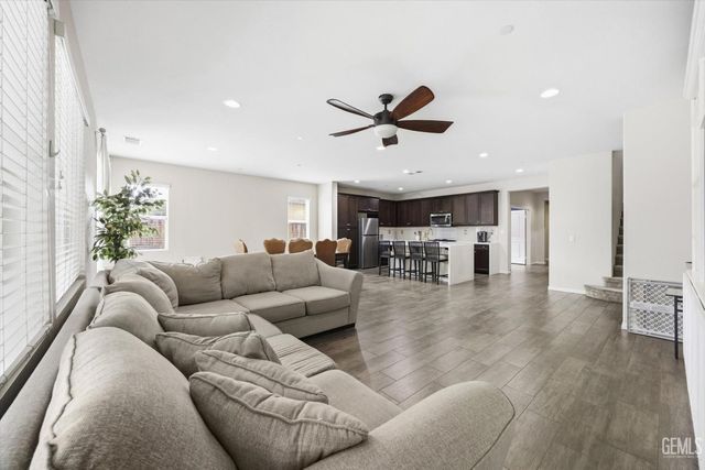 9905 Dutchman Peak Lane, Bakersfield, CA 93311