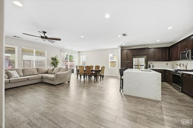 9905 Dutchman Peak Lane, Bakersfield, CA 93311