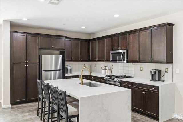 9905 Dutchman Peak Lane, Bakersfield, CA 93311