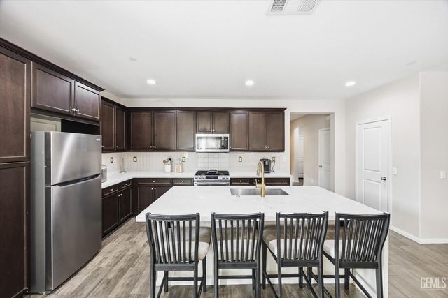 9905 Dutchman Peak Lane, Bakersfield, CA 93311