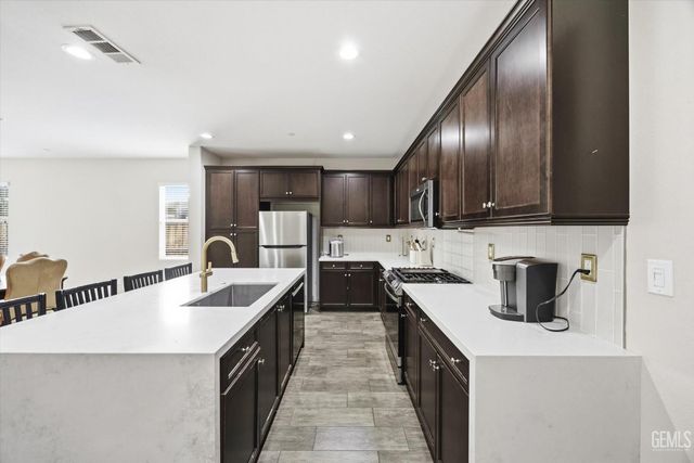 9905 Dutchman Peak Lane, Bakersfield, CA 93311