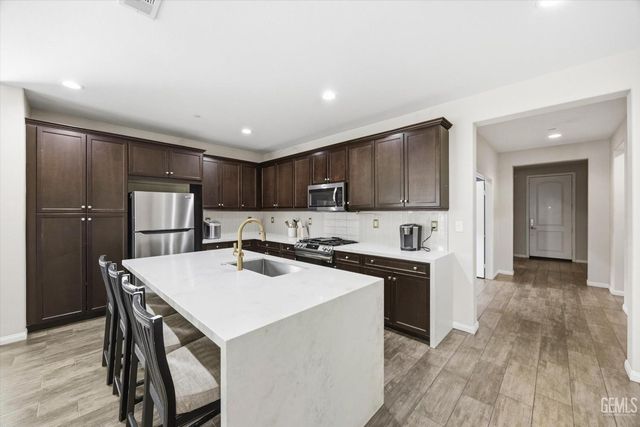 9905 Dutchman Peak Lane, Bakersfield, CA 93311