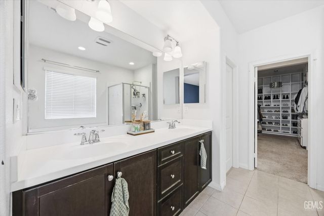 9905 Dutchman Peak Lane, Bakersfield, CA 93311