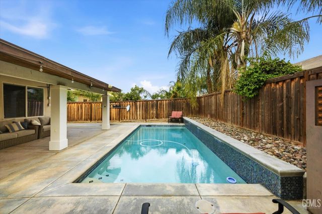 9905 Dutchman Peak Lane, Bakersfield, CA 93311