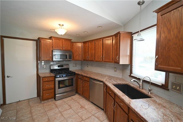 6856 Berry Blossom Drive, Canfield, OH 44406