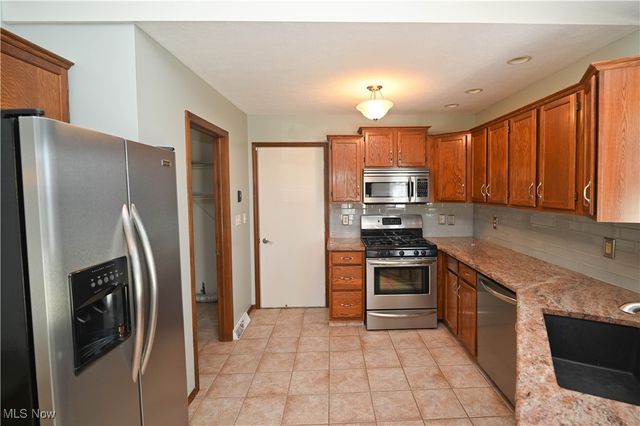 6856 Berry Blossom Drive, Canfield, OH 44406