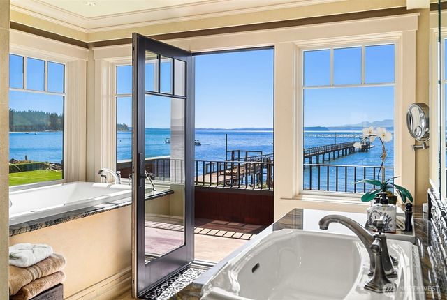 5844 Mutiny Bay Road, Freeland, WA 98249