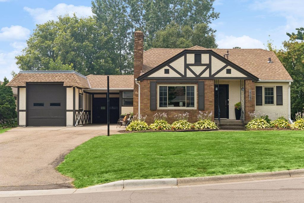 2123 Fairways Lane, Roseville, MN 55113