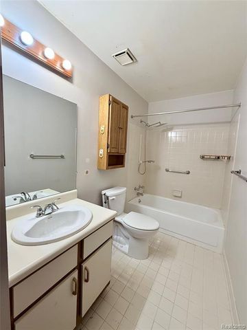 3793 Heritage Parkway, Dearborn, MI 48124