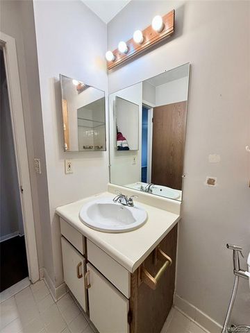 3793 Heritage Parkway, Dearborn, MI 48124