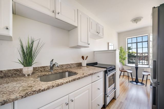 42 Linnaean Street 14, Cambridge, MA 02138