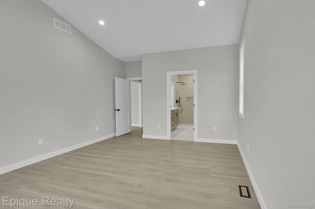 2432 Holland Street, Orion Charter Township, MI 48360