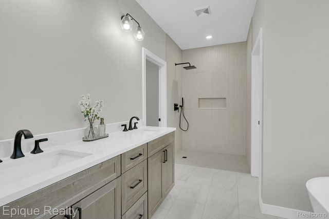 2432 Holland Street, Orion Charter Township, MI 48360