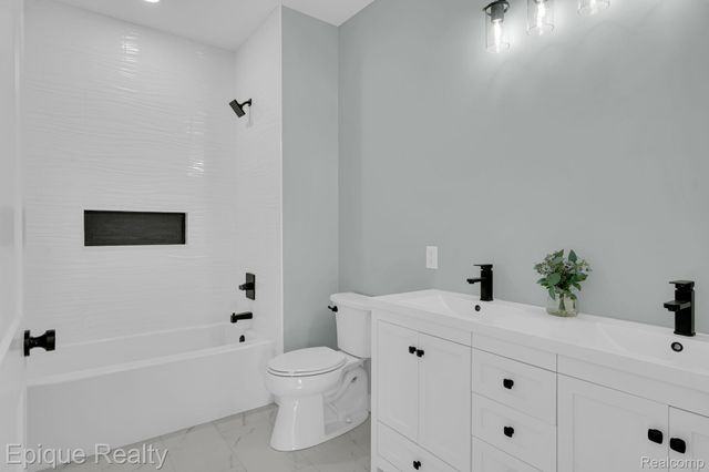 2432 Holland Street, Orion Charter Township, MI 48360