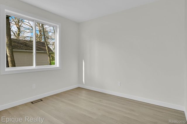 2432 Holland Street, Orion Charter Township, MI 48360