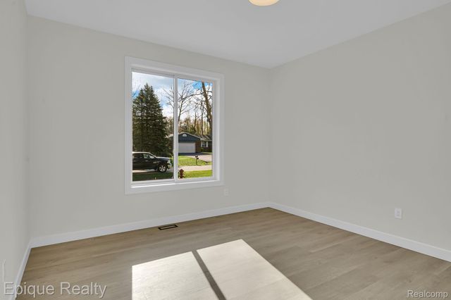 2432 Holland Street, Orion Charter Township, MI 48360