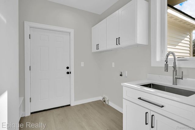 2432 Holland Street, Orion Charter Township, MI 48360