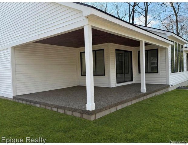 2432 Holland Street, Orion Charter Township, MI 48360