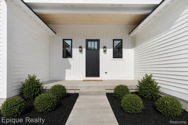 2432 Holland Street, Orion Charter Township, MI 48360