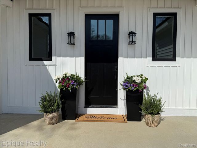 2432 Holland Street, Orion Charter Township, MI 48360