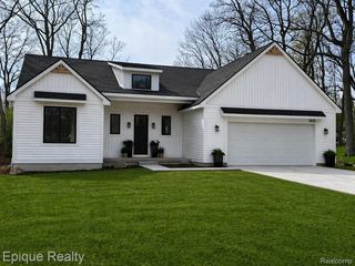 2432 Holland Street, Orion Charter Township, MI 48360