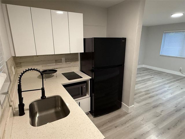 720 NE 7TH Street 5, Hallandale Beach, FL 33009