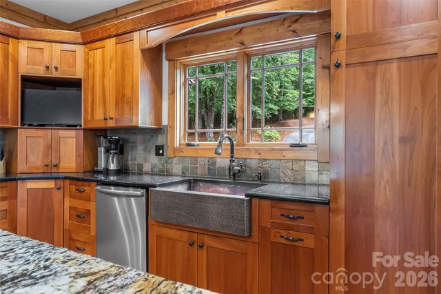 1814 Yellow Fork Trail E, Nebo, NC 28761