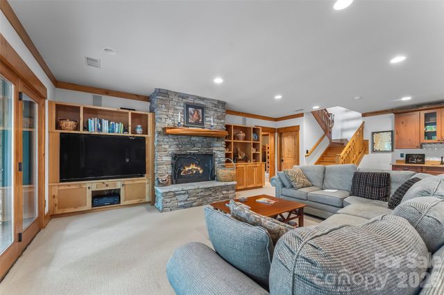 1814 Yellow Fork Trail E, Nebo, NC 28761