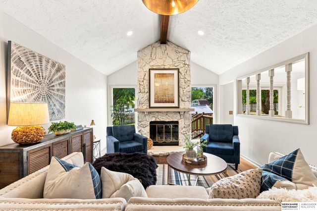 2013 Ann Marie Court, Papillion, NE 68046