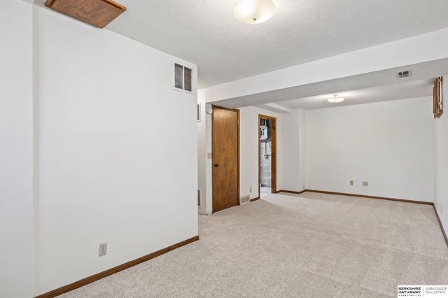 2013 Ann Marie Court, Papillion, NE 68046
