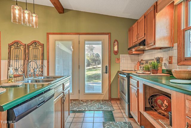 3124 Hickory Tree Road, Bluff City, TN 37618