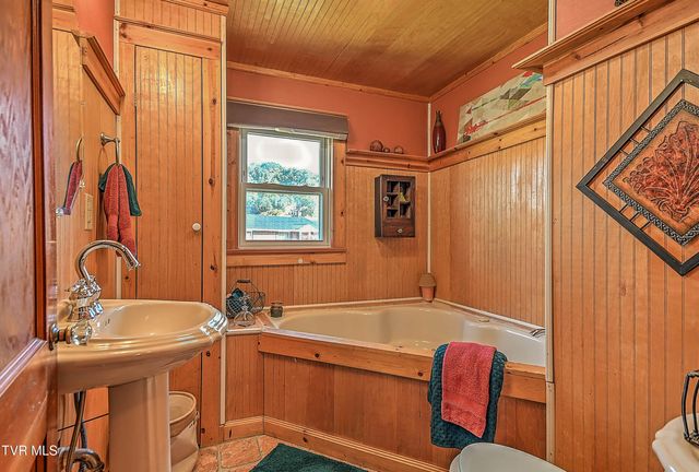 3124 Hickory Tree Road, Bluff City, TN 37618
