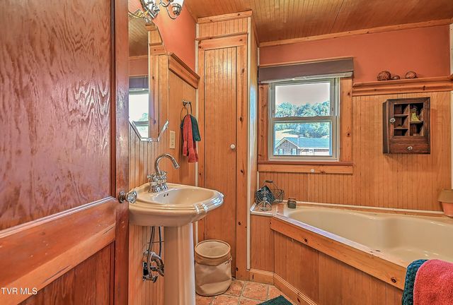 3124 Hickory Tree Road, Bluff City, TN 37618