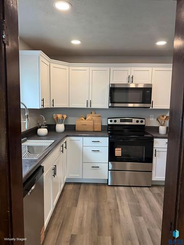 1122 N Dakota Ave, Sioux Falls, SD 57104