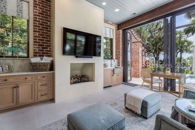 16 Hampton Ln, Bluffton, SC 29910