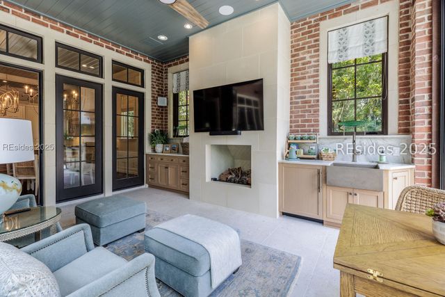 16 Hampton Ln, Bluffton, SC 29910